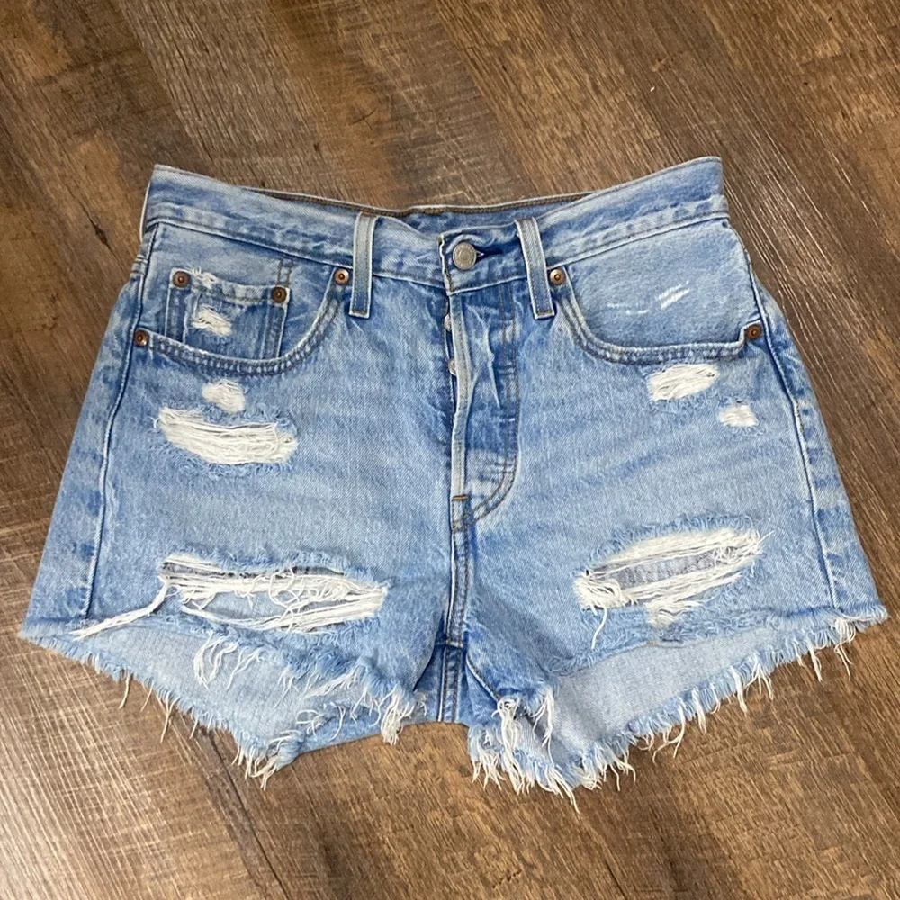 VINTAGE LEVI’S 501 PREMIUM CUT OFF DISTRESSED JEAN SHORTS FESTIVAL DAISY DUKES - Picture 3 of 7